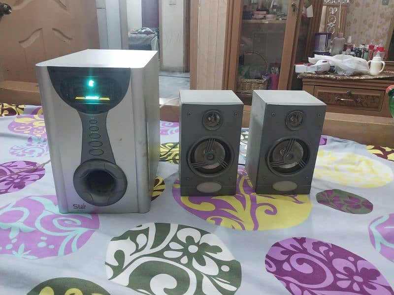 2 speakers with 1 woofer 0