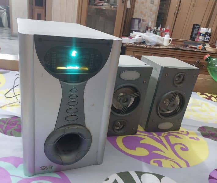 2 speakers with 1 woofer 1