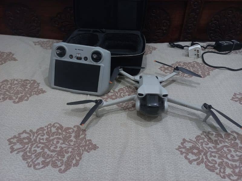 Dji mini 3 in New condition with its bag . and also origional box 1