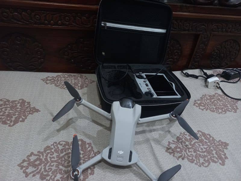 Dji mini 3 in New condition with its bag . and also origional box 3