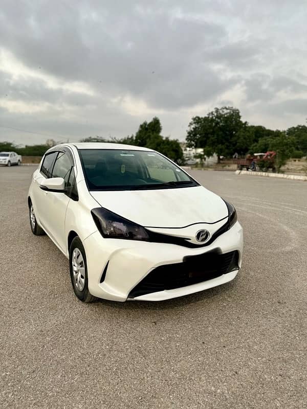 Toyota Vitz 2012 perl white 1