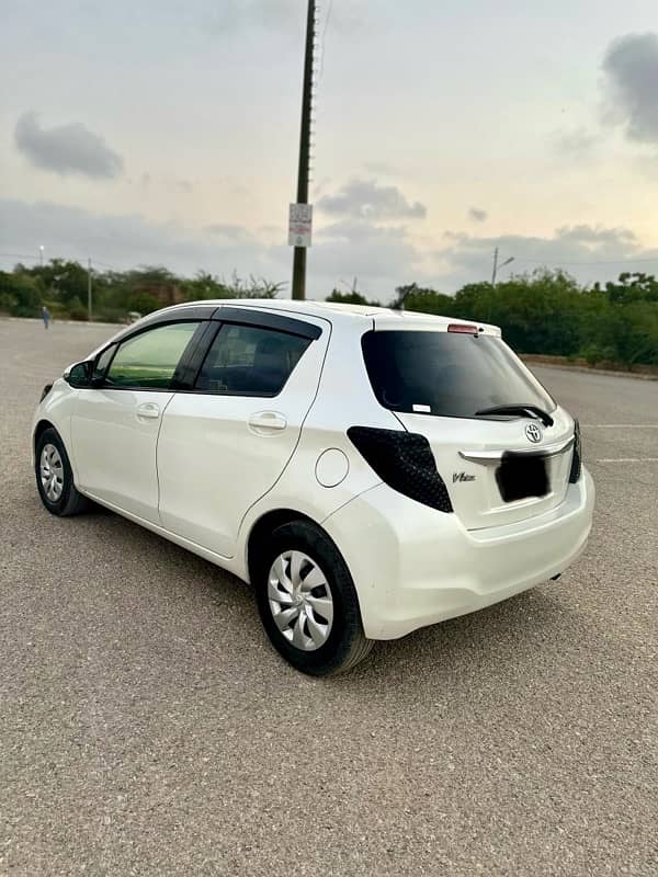 Toyota Vitz 2012 perl white 3