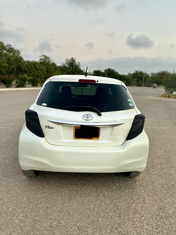 Toyota Vitz 2012 perl white 4