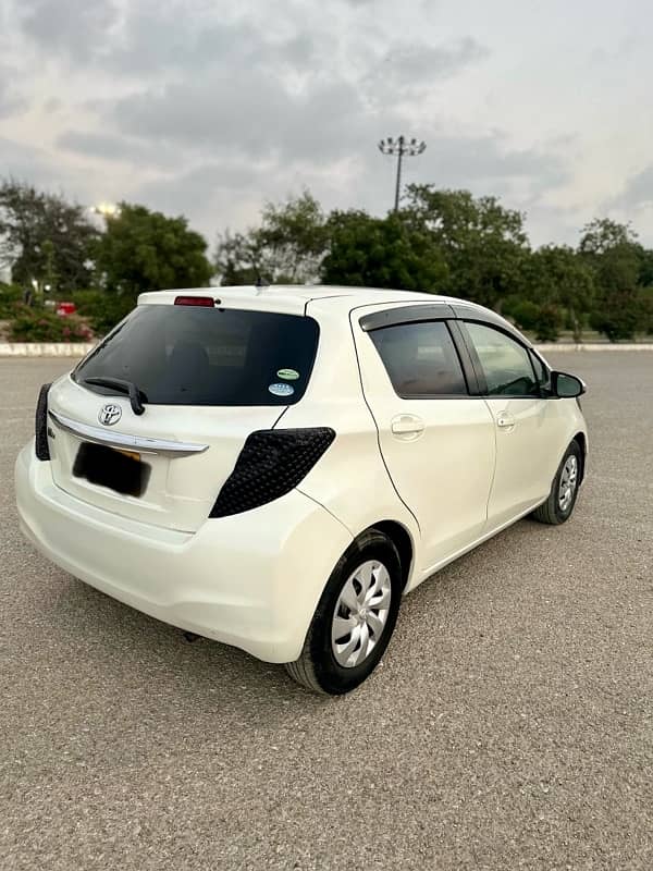 Toyota Vitz 2012 perl white 6