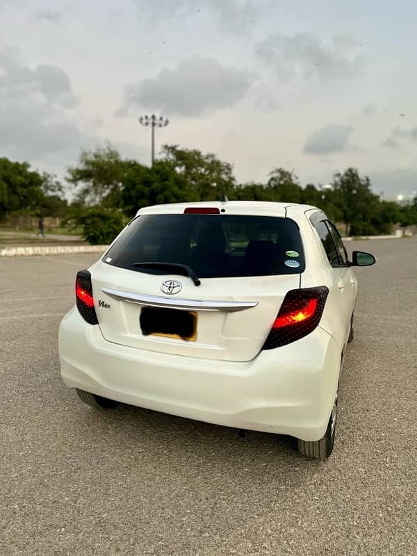 Toyota Vitz 2012 perl white 9