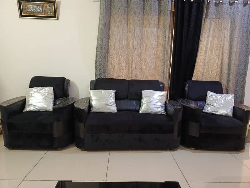 4 seater sofa with silver cushions urged sale bcz of shifting 0