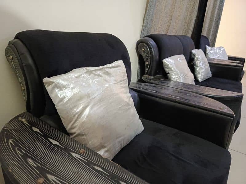 4 seater sofa with silver cushions urged sale bcz of shifting 1