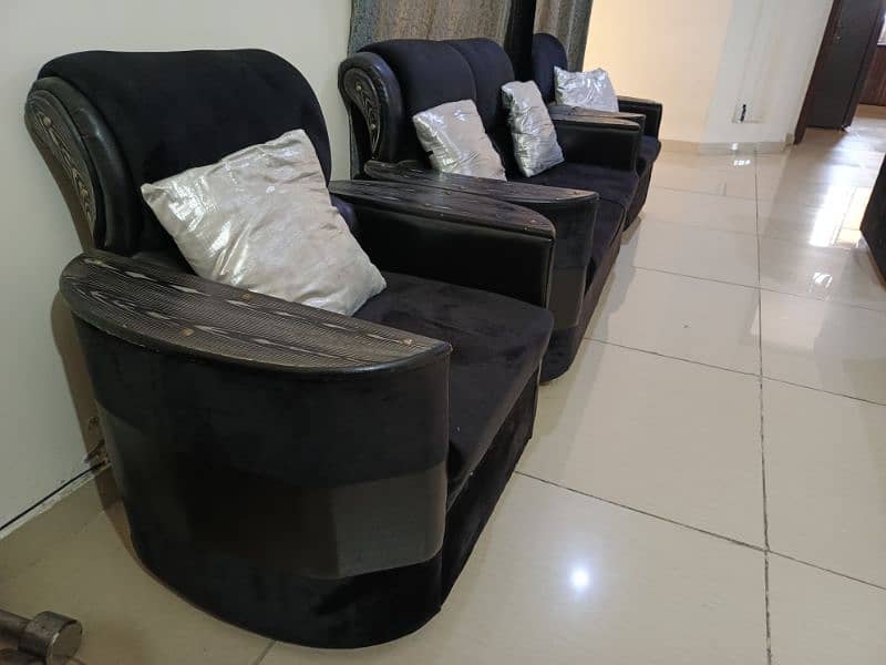 4 seater sofa with silver cushions urged sale bcz of shifting 2