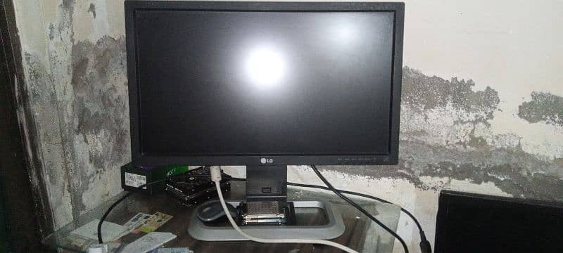 LG 24 inach LED far sale urgent 9