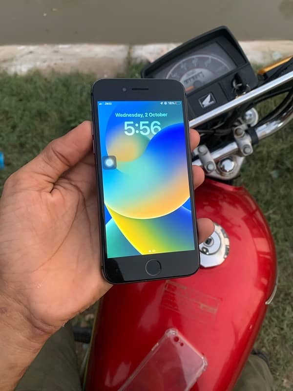 IPhone 8 Sim working Urgent Sale 3