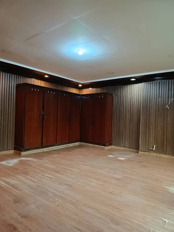 GULBERG : 3 KANAL Office Space For Rent 5