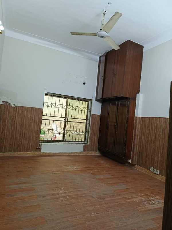 GULBERG : 3 KANAL Office Space For Rent 8