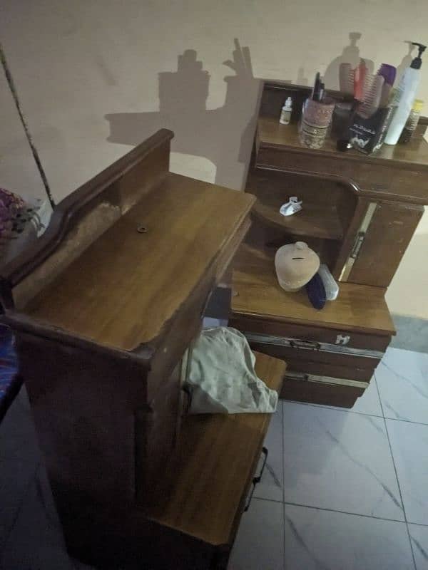 bed ka poora set Hy dressing kr side table or coburt k sath hy 4