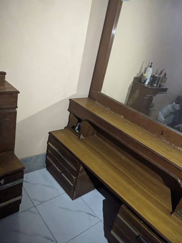 bed ka poora set Hy dressing kr side table or coburt k sath hy 5