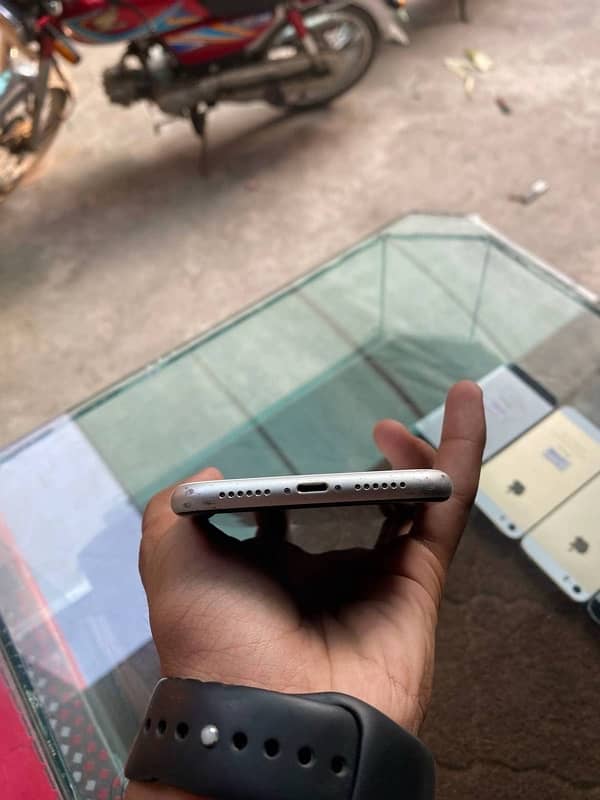 iPhone XR (FU) 128 6