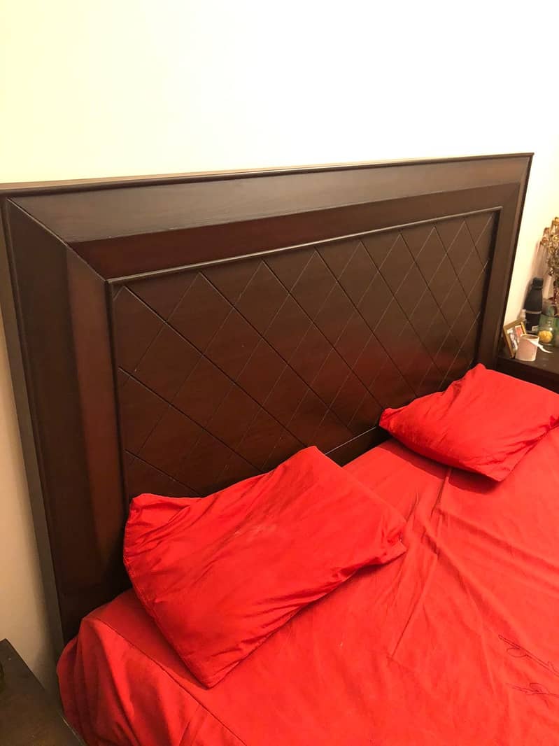 King size bed with 2 side tables 2