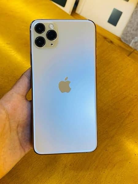 iPhone 11 Pro Max Gold Factory unlocked. 3