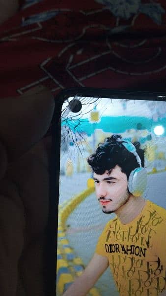 bilkul new mobile hai Pta ha screen damage hai upar se 15000 6ram 128 1