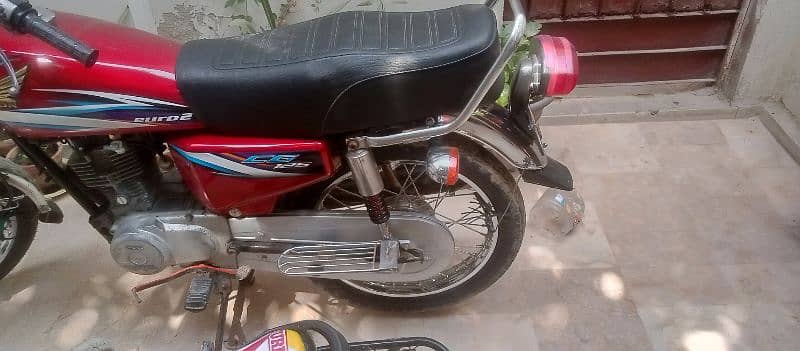 Honda cg 125/2014 karachi num 1