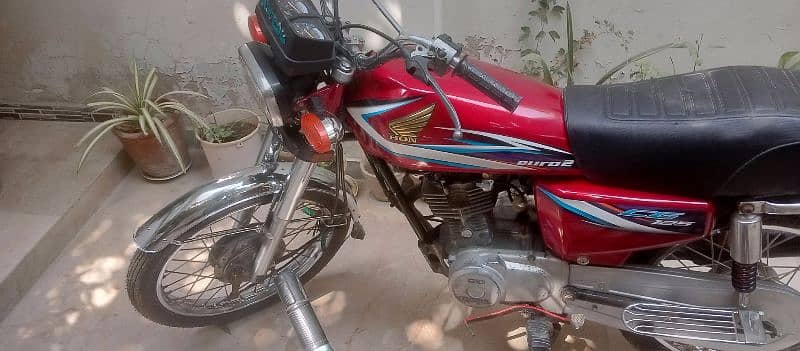 Honda cg 125/2014 karachi num 2