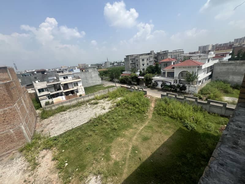 1Kanal Plot size 70 x70 For Sale for Hostel Building Park Road 3