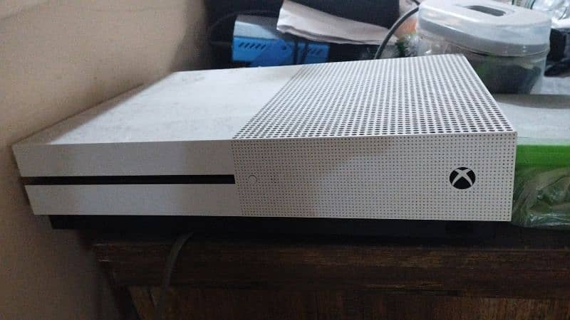 Xbox one S 512 gb(2 controller+3 gaming CDs) 0