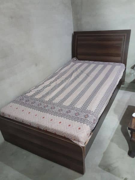 A single bed set is up for sell 0