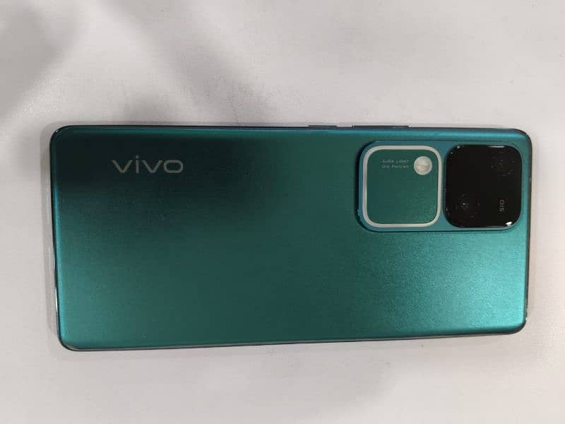 Vivo V30 5G 4