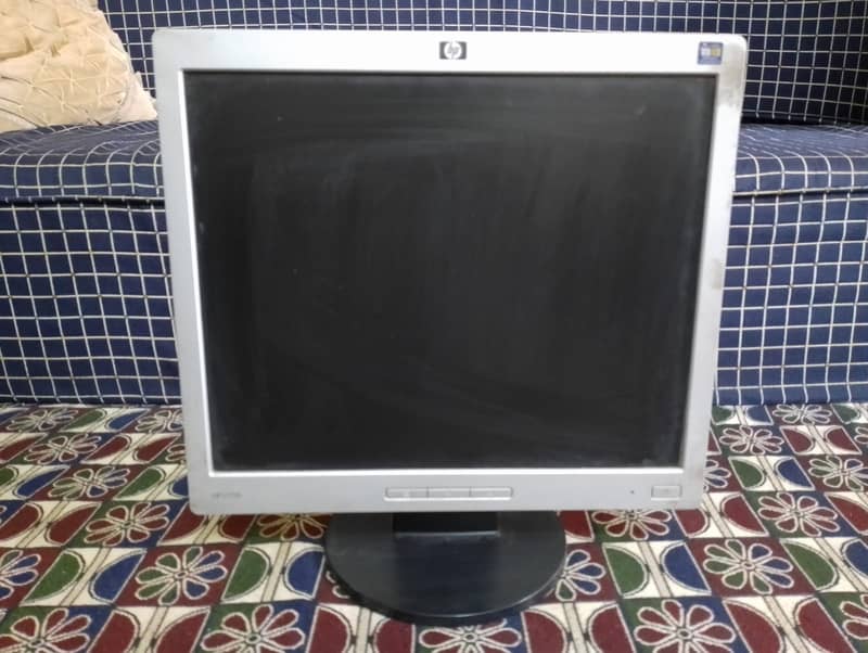 HP 17inch LCD monitor. Display per mamooli say nishan hain. Pics dekho 4