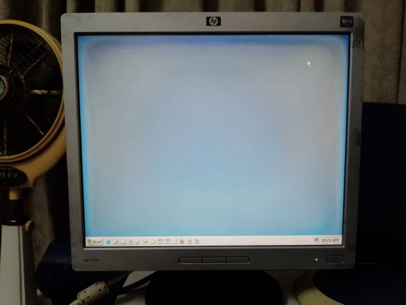 HP 17inch LCD monitor. Display per mamooli say nishan hain. Pics dekho 5