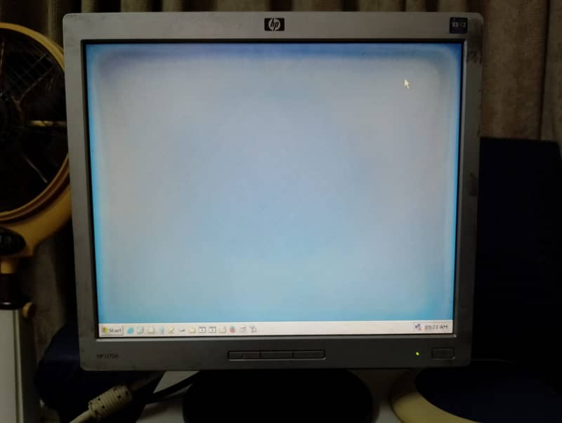 HP 17inch LCD monitor. Display per mamooli say nishan hain. Pics dekho 7