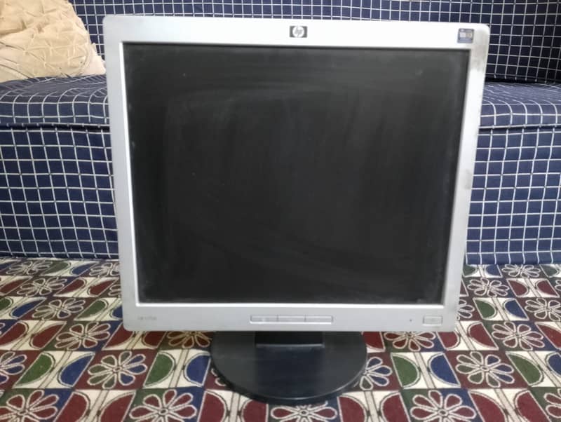 HP 17inch LCD monitor. Display per mamooli say nishan hain. Pics dekho 10