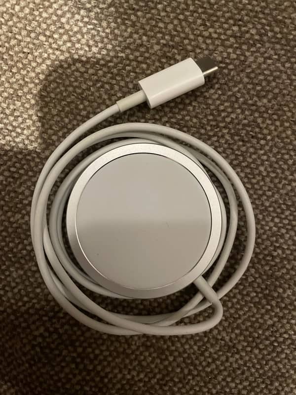 Apple Iphone 16 pro max ka 100% Original MagSafe hy 2