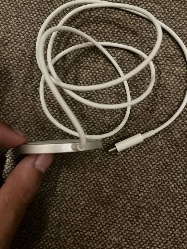 Apple Iphone 16 pro max ka 100% Original MagSafe hy 3