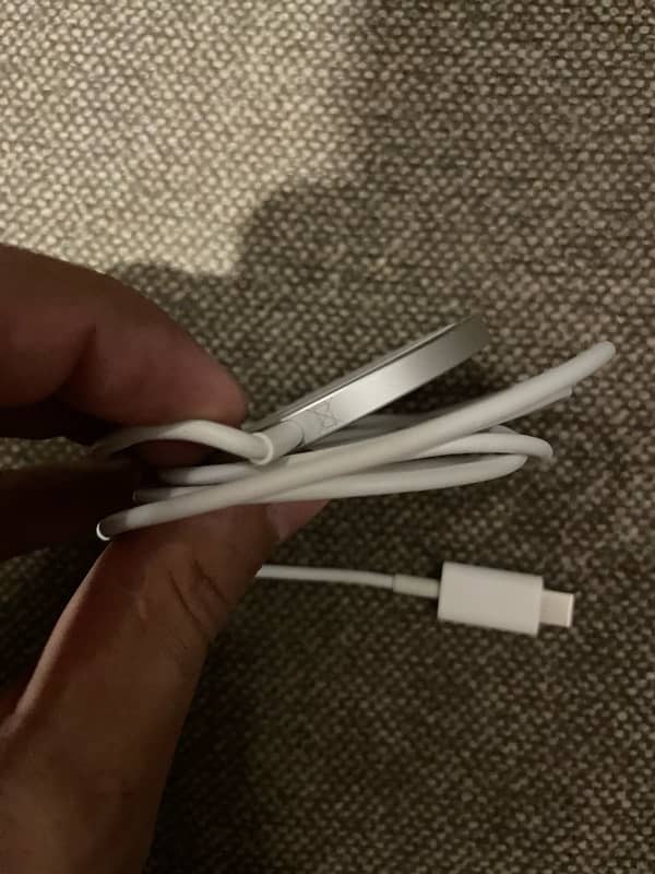 Apple Iphone 16 pro max ka 100% Original MagSafe hy 4