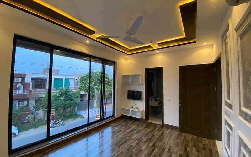 10 Marla Luxury House Available For rent In Air Avenue Lahore 15