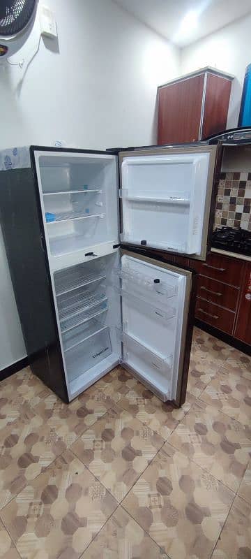 DAWLANCE REFRIGERATOR & FREEZER 0