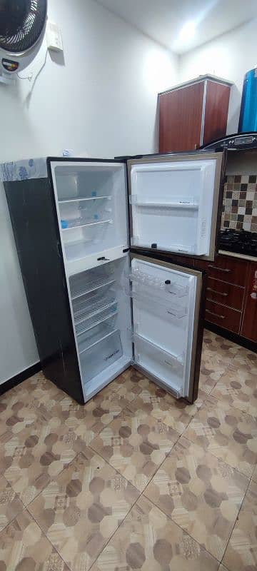 DAWLANCE REFRIGERATOR & FREEZER 1