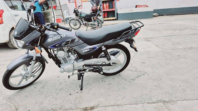 Suzuki 110 Silver colour best condition 2