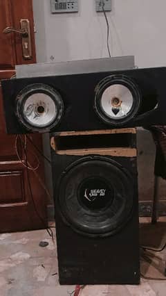 Amplifier with speakers with basser