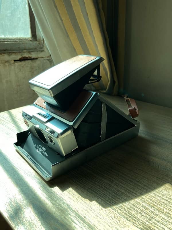 Polaroid Sx-70 lanscape camera (antique) 3