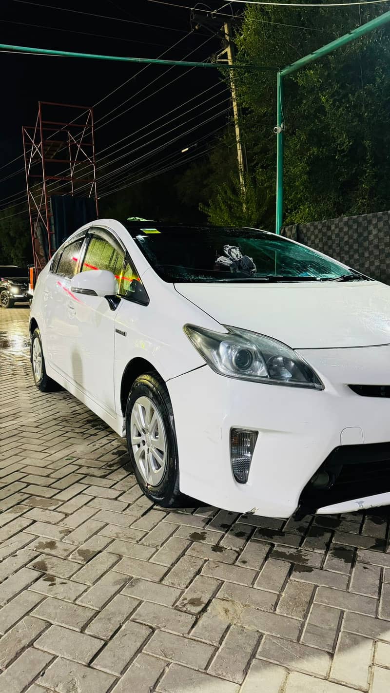 Toyota Prius 2013 model, import 2016. S led package. 5