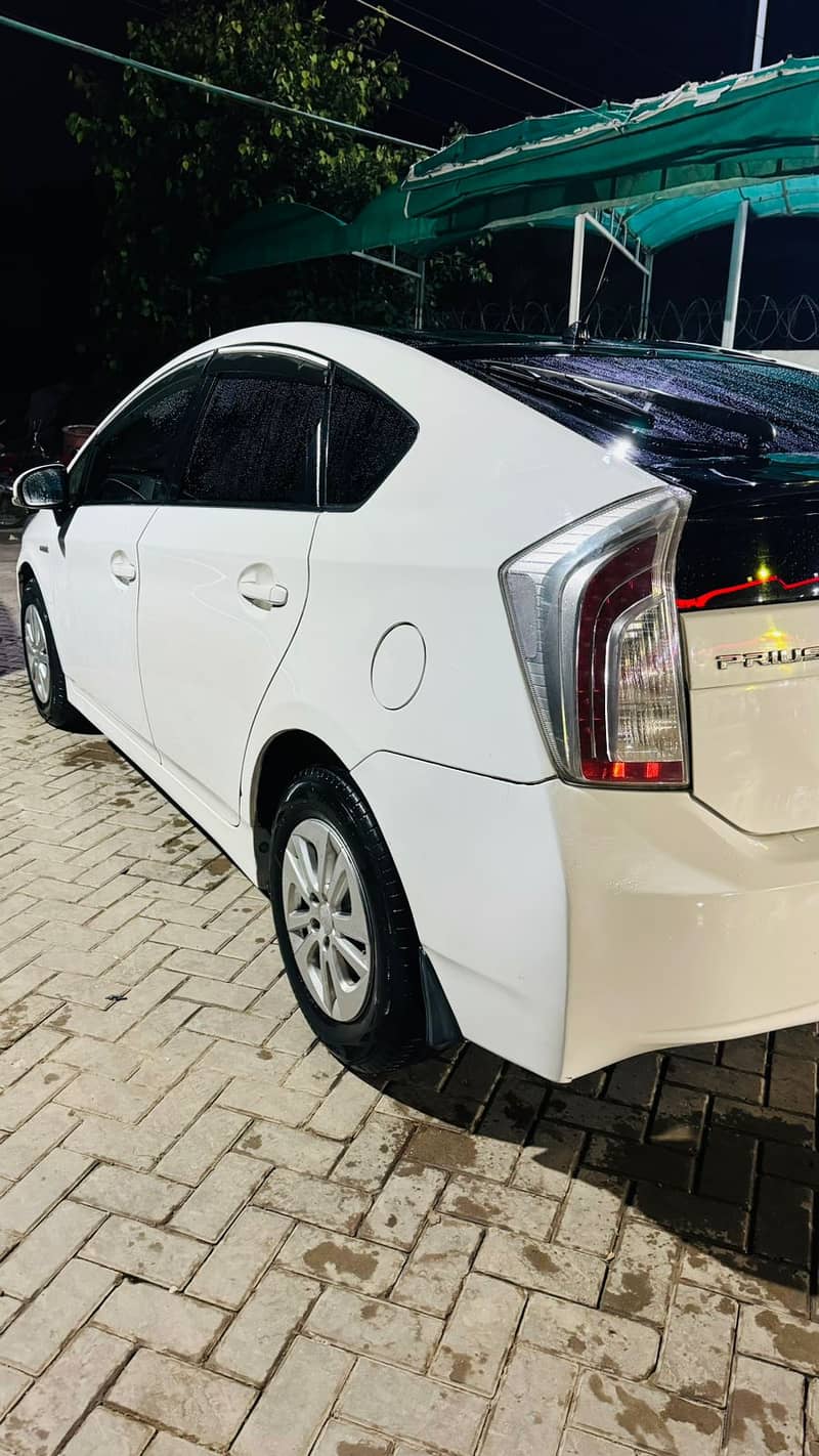 Toyota Prius 2013 model, import 2016. S led package. 8