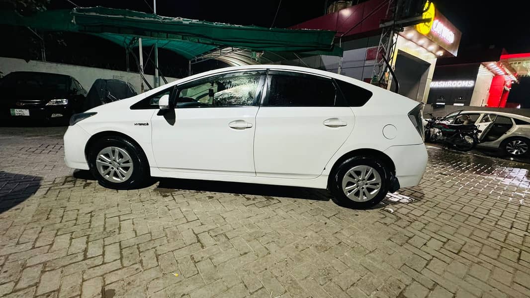 Toyota Prius 2013 model, import 2016. S led package. 12