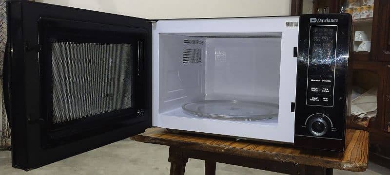 Dawlance DW-133-G is a 30-liter grilling microwave oven 2