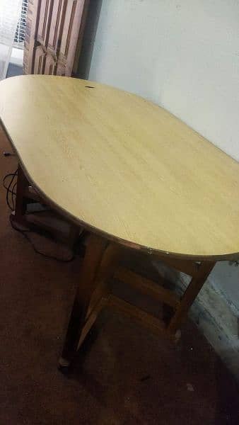 it's heavy pine wood with good condition u can use it with four chairs 1