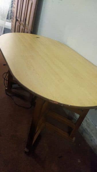 it's heavy pine wood with good condition u can use it with four chairs 2