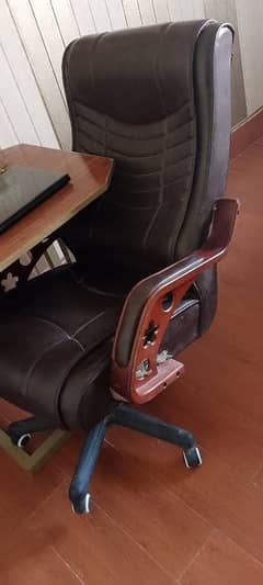 chair in good condition 0