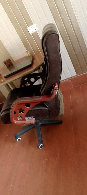 chair in good condition 1