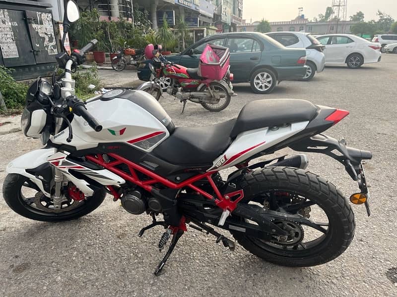 Benelli TnT 150i Efi best fuel efficient 3